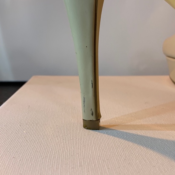 Guess Heels in a size 9 Tan - Picture 5 of 7